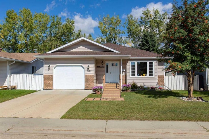 4520 55 Avenue  - Downtown Lacombe Detached for Sale, 5 Bedrooms (A2344029)