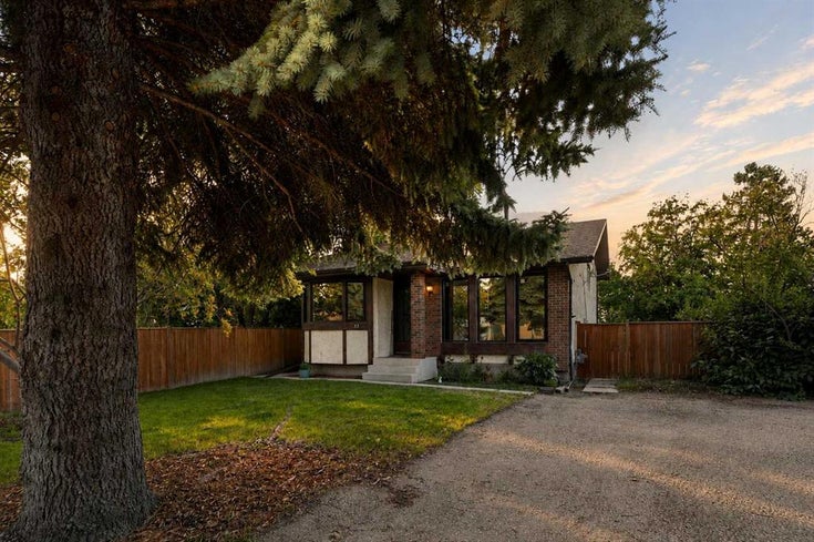 13 Spruce Drive  - Woodlands Detached for Sale, 5 Bedrooms (A2349341)